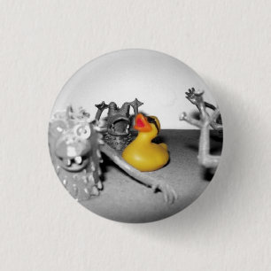 "Arg! Monster!" Gummienten-Knopf (klein) Button
