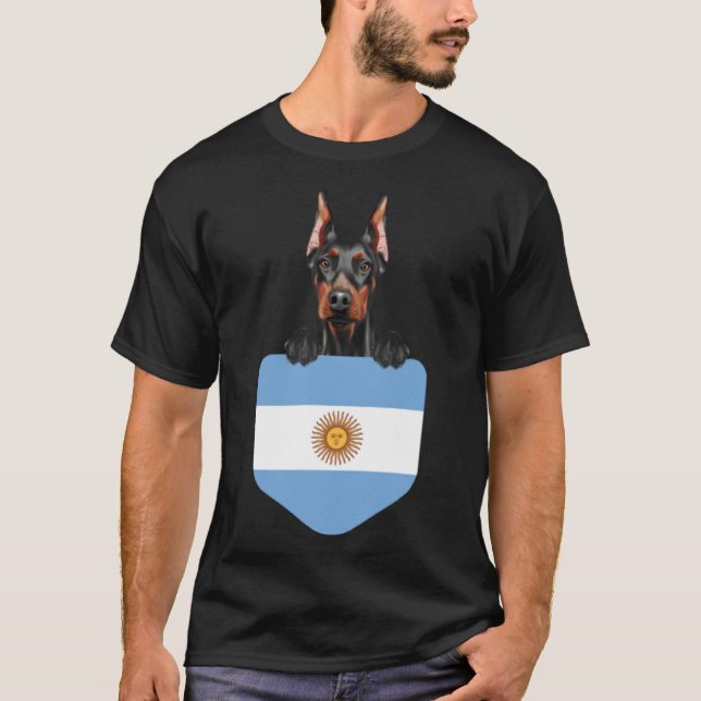 Argentinische Flagge Doberman Pinscher Hund in Poc T-Shirt (Vorderseite)