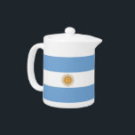 Argentinischer Flaggenteapot<br><div class="desc">Fügen Sie Ihrer Teezeit eine Touch argentinischen Charmes hinzu, mit unserem exklusiven Teekessel mit der Flagge Argentiniens! Dieser Teekessel, der mit viel Liebe zum Detail gestaltet wurde, ist mehr als nur eine funktionale Küche; er ist eine Feier des argentinischen Erbes und des Nationalstolzes. Das kühne Design zeigt stolz die ikonischen...</div>
