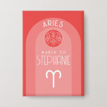 Aries Custom Birthday Zodiac - Foto Modernes Desig Button<br><div class="desc">Personalisieren Sie diese Schaltfläche mit einem Geburtstag und Namen. Ein maßgeschneidertes Design mit dem Tierkreiszeichen - Äries - plus Persönlichkeitsmerkmalen, Information und Konstellation. Eine feurige und energiereiche rot-orange Farbkombination - verbunden mit Aries ist das Hauptdesign hinter allen Zodiac-Details. Ein tolles Geschenk für einen Freund oder einfach nur "Sie" feiern! Aries...</div>