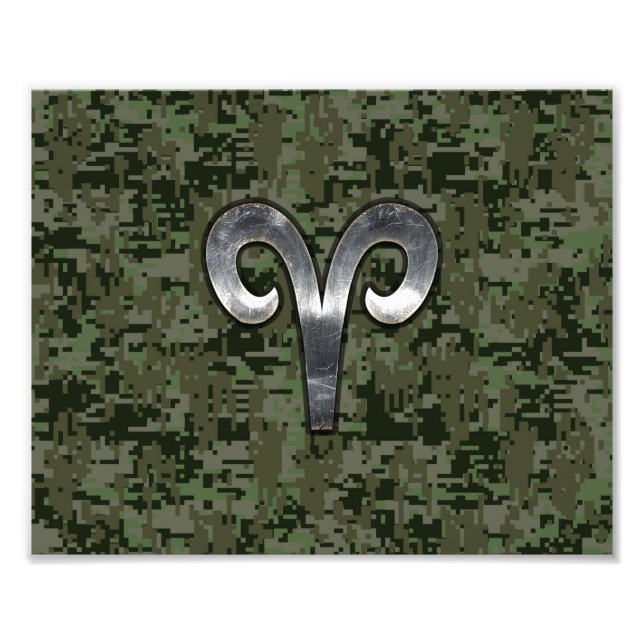 Aries Zodiac Sign auf Woodland Green Digital Camou Fotodruck (Vorne)
