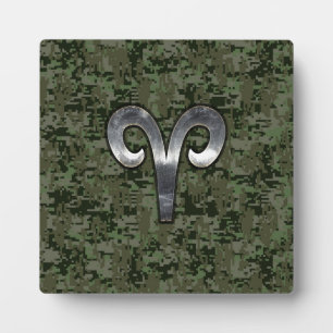 Aries Zodiac Sign auf Woodland Green Digital Camou Fotoplatte