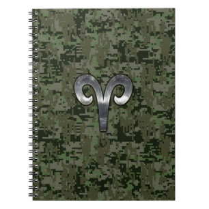 Aries Zodiac Sign auf Woodland Green Digital Camou Notizblock