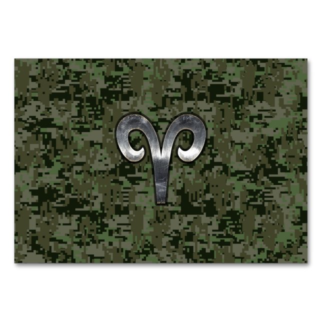 Aries Zodiac Sign auf Woodland Green Digital Camou Tischnummer (Vorderseite)