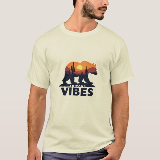 Arizona Forest Vibes - Bär in Forest Scene T-Shirt (Vorderseite)