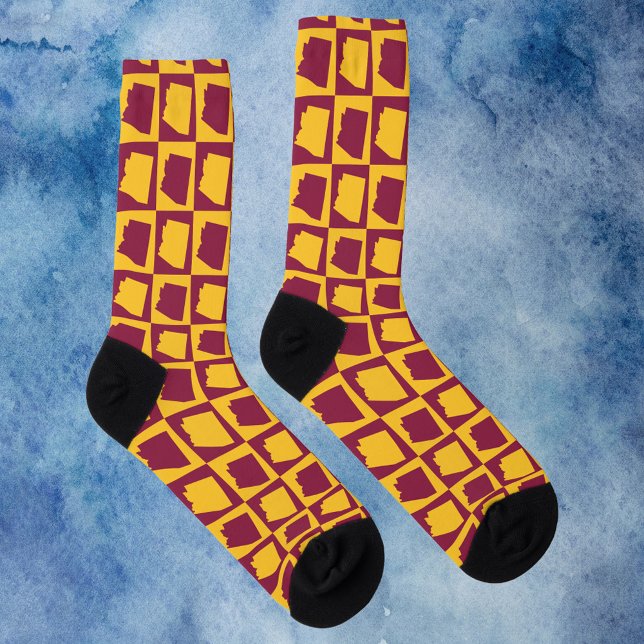 Arizona Maroon und Gold Gittermuster Socken (A pair of socks with a pattern featuring Arizona in maroon and gold.)