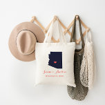 Arizona Wedding Welcome Tragetasche<br><div class="desc">Willkommen aus der Stadt Hochzeitsgäste mit einer Tasche voll von Snacks und Leckereien personalisiert mit dem Staat, wo Sie heiraten, die Braut und Bräutigam Namen und Hochzeitsdatum. Klicken Sie auf Anpassen, um das Herz zu verschieben, um eine beliebige Stadt oder Position auf der Staat-Karte anzuzeigen. Verwenden Sie die Designwerkzeuge, um...</div>