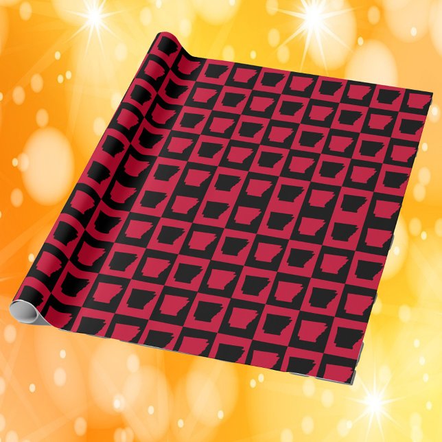Arkansas Rot-Schwarz-Schachbrettmuster Geschenkpapier (Wrapping paper with a black and red pattern featuring the outline of Arkansas.)