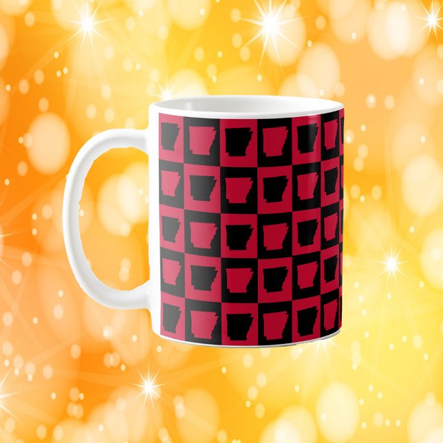 Arkansas US State Red and Black Pattern Kaffeetasse (A mug with a red and black pattern featuring the US state of Arkansas.)