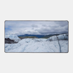 Arktische Gletscherlandschaft mit Schnee und Gipfe Schreibtischunterlage