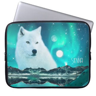Arktischer Wolf nachts mit Nordlicht Laptopschutzhülle