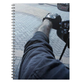 Arm und Hand eines Fahrrads Notizblock