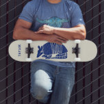 Armadillo Graphic Customized Personalisiert Skateboard<br><div class="desc">Fahren Sie stilvoll mit diesem Skateboard, das mit Ihrem Namen oder Ihrer eigenen Nachricht personalisiert ist. Enthält eine einfache und mutige Abbildung eines Gürtelbodens in blau vor einem cremefarbenen oder elfenbeinfarbenen Hintergrund.</div>