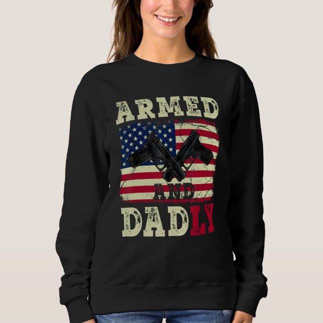 Armed And Dadly American US Flag  Fathers Day 2023 Sweatshirt (Vorderseite)