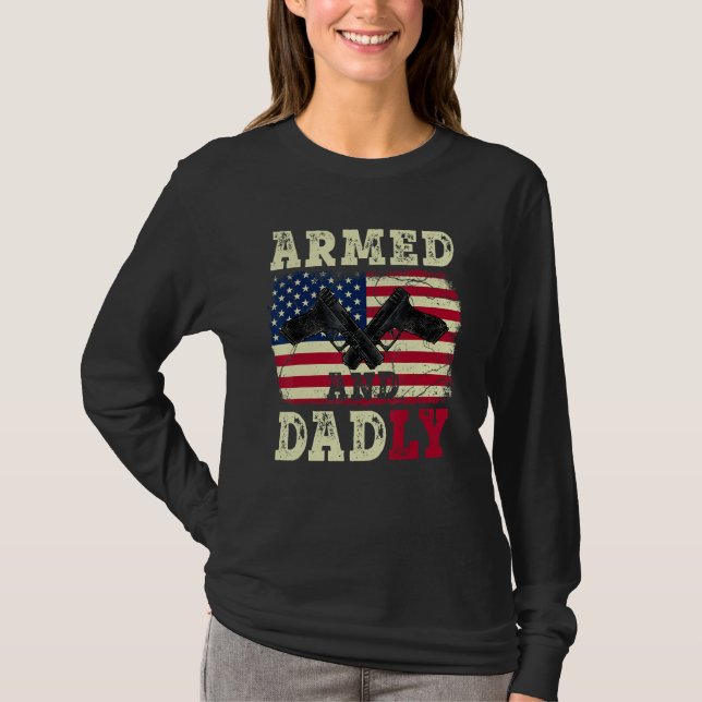 Armed And Dadly American US Flag  Fathers Day 2023 T-Shirt (Vorderseite)