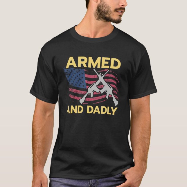 Armed and Dadly USA Flag American Flag Dad Pun T-Shirt (Vorderseite)