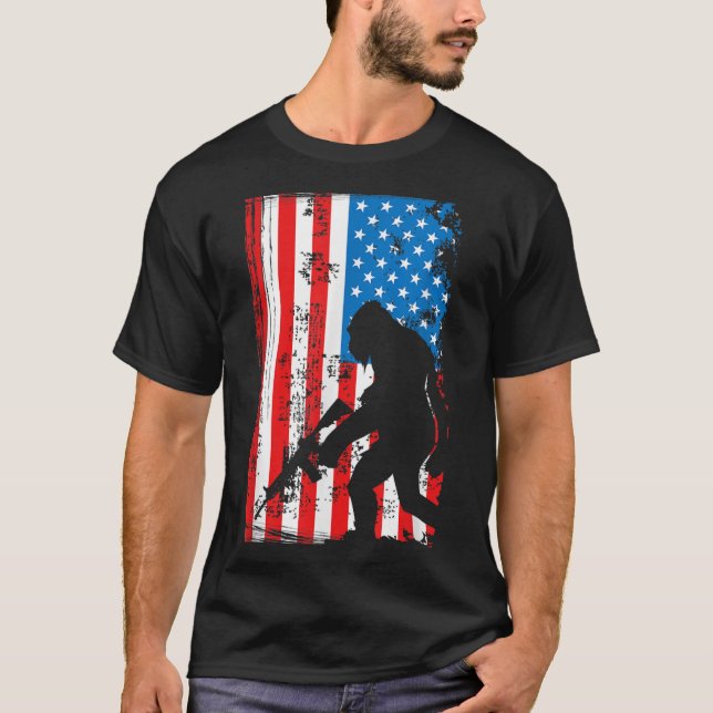 Armed Bigfoot Sasquatch AR-15 Patriotic American F T-Shirt (Vorderseite)