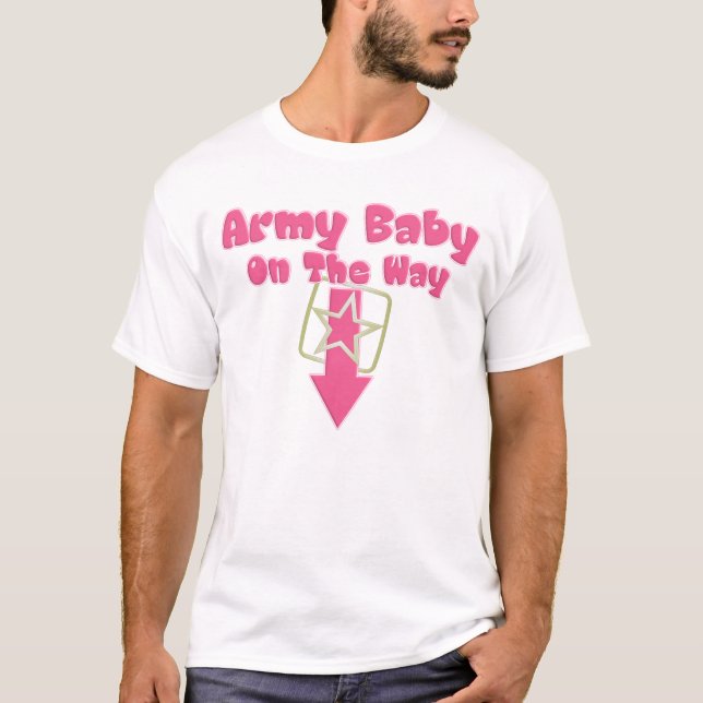 Armee-Baby auf der Weise (Rosa) T-Shirt (Vorderseite)