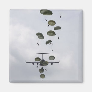 Armee-Soldaten springen von Wechselstrom - 17 Magnet