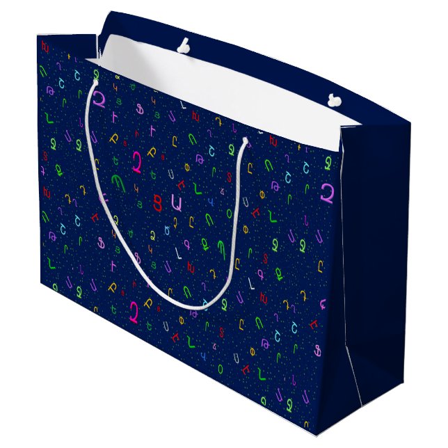 Armenian Alphabet-Geschenktasche Große Geschenktüte (Rückseite Schrägansicht)