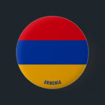 Armenische Flagge Charming Patriotic Button<br><div class="desc">Armenia Flag Charming Patriotic Button mit der armenischen Fahne über den Knopf gedruckt. Der Name des Landes ist in das Design am unteren Rand des Bildes eingebunden. Der Text kann mit der Funktion "Anpassen!" vollständig angepasst werden. Dieser schöne Armenia Button ist das stilvolle Geschenk für jeden Anlass. © 2022 CountriesOfTheWorld...</div>