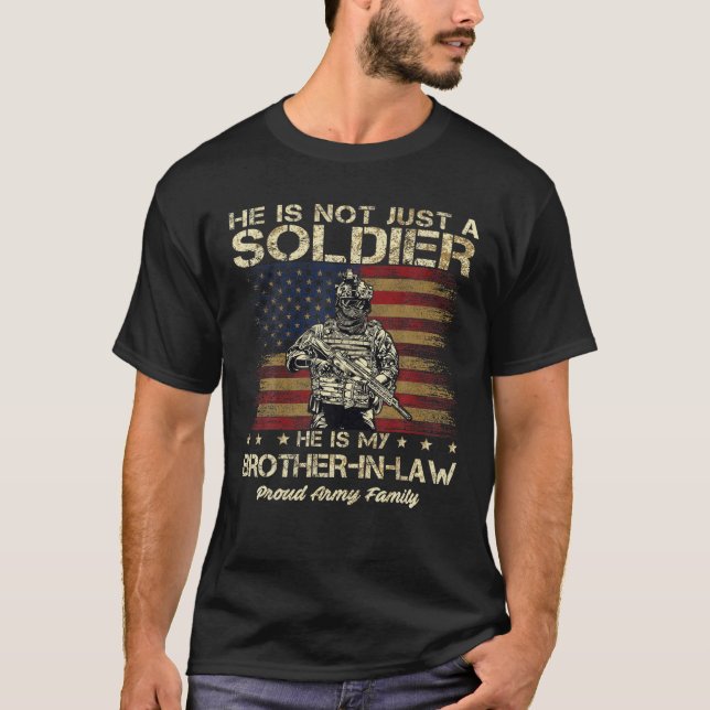 Army Family - Er ist nicht nur Soldat, er ist mein T-Shirt (Vorderseite)