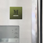 Army green dunkel geometrisch Maschenmuster Monogr Magnet<br><div class="desc">Monogram Personalize mit Ihrem benutzerdefinierten Initial und Namen. Army grüne Gefälle geometrische Maschenmuster dreiecke ombre. Dreieck geometrische Masche mit dunkelgrauem Ober-Farbverlauf.</div>