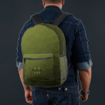 Army Green geometric mesh muster Monogram Bedruckter Rucksack<br><div class="desc">Army grünes geometrisches Maschenmuster Monogram Bedruckte Rucksack. Coole Mode Accessoires Tasche für jeden. Army grünes Dreieck geometrisches Netz mit Licht bis dunkel ombre Farbverlauf Design. Erstellen Sie einen einzigartigen und personalisierten Rucksack mit einer benutzerdefinierten Touch! Modernes Monogramm mit Ihrem Initial und Ihrem Namen für diesen persönlichen Flair.</div>