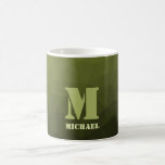 Army Green Oliven geometric mesh muster Monogram Kaffeetasse<br><div class="desc">Monogram Personalisieren Sie Geschenk für ihn mit Ihrem eigenen Initial und Namen. Army grüne Oliven Gefälle geometrische Mesh Muster. Army grüne Gefälle geometrische Maschenmuster dreiecke ombre. Army green dunkelolivhue für Soldatengeschirr, Camouflage. Es imitiert natürliche militärische Landschaften, Widerstandskraft, Ausdauer, Widerstandskraft. Erdige Untertöne verbinden sich mit der Natur, Erdung. Symbolisiert militärisches Vermächtnis,...</div>