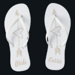 Arrow Heart Brides Wedding Flip Flops<br><div class="desc">Die Flip-Flops der White Braut mit der Grafik eines Champagner-Glitzer,  der die Kontur des Herzens aussieht,  mit einem Pfeil,  der durch ihn geht. Individuelle Textanschrift ist vollständig anpassbar,  um Ihre Bedürfnisse zu Anzug.</div>