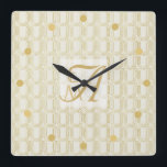 Art Deco 3 Letter Monogram Gold Cream Muster Squ Quadratische Wanduhr<br><div class="desc">Die Dekoration ist in hellen Cremetönen gehalten,  die im Stil eines Dekos im Art Deko-Stil gehalten sind. 3 Buchstaben Monogramm erlaubt es den Paaren,  die Initialen des Vornamens (kleinere Buchstaben) und ihren verheirateten gemeinsamen Nachnamen (größere Anfangsbuchstaben) hinzuzufügen.</div>