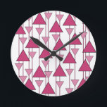 Art-Deco-Dreiecke Runde Wanduhr<br><div class="desc">Diese Uhr hat einen Deko-Design von Dreiecken,  die in zwei Rosatönen angeordnet sind.</div>