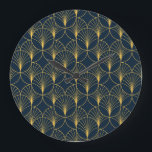 Art Deco Elegante: Fanmotive Große Wanduhr<br><div class="desc">Vintages elegantes Art-Déco-Design mit nahtlosen Mustern und goldenen Motiven in der Fächerform auf dunkelblauem Hintergrund. Geometrische abstrakte Textur Vintage Muster. Bewundern Sie den amerikanischen Stil mit dieser komplexen Abbildung. Vintage Eleganz im amerikanischen Stil. Deko, Muster, nahtlos, Kreis, Motiv, Palm, Fan, Golden, Blatt, Hintergrund, geometrisch, Gold, Illustration, Blumen, Textur, Luxus, Linie,...</div>