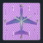 Art Deco Flugzeug, Violet Lila und Silver Grau Quadratische Wanduhr<br><div class="desc">Uhr in einem Art-Déco-inspiriert Konzept eines futuristischen Flugzeug,  in einem gestreiften,  seidigen Farbverlauf von lila bis tiefviolett lila,  mit Bändern von silber grau / grau,  auf einem pastellfarbenen Lila und Orchid,  Deko Hintergrund</div>