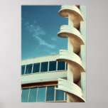 Art-Deco-Gebäude mit Wendeltreppe Poster<br><div class="desc">Ein blauer Himmel hinter einem kunstvollen Deko-Gebäude mit einer Spiralstreuette und vielen Fenstern.</div>