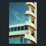 Art-Deco-Gebäude mit Wendeltreppe Poster<br><div class="desc">Ein blauer Himmel hinter einem kunstvollen Deko-Gebäude mit einer Spiralstreuette und vielen Fenstern.</div>