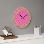 Art Deco Gold Hot Pink, griechischer Schlüssel Bor Große Wanduhr<br><div class="desc">Art-Deko Gold Hot Pink griechische Schlüsselbänder, Gold Markers Wall Clock, Wählen Sie Ihre eigene Farbe DIY Hintergrund ============= Eine klassische Art Deko goldene Grenze auf einem Tun Sie selbst Farbe Wahl Hintergrund (ursprünglich Set zu Hot Pink). Die numerischen Marker sind eine goldene Farbe. Bitte beachten Sie, dass es sich um...</div>
