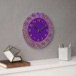 Art Deco Gold Lila griechische Key Border DIY BG Große Wanduhr<br><div class="desc">Art-Deko Gold Lila griechische Schlüsselbänder, Gold Markers Wall Clock, Wählen Sie Ihre eigene Farbe DIY Hintergrund ========== Eine klassische Deko Goldgrenze auf einem Do It Yourself Color Choice Hintergrund (ursprünglich Set zu Lila). Die numerischen Marker sind eine goldene Farbe. Bitte beachten Sie, dass es sich um ein digital erstelltes Grafikdesign...</div>