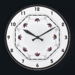 Art Deco Große Wanduhr<br><div class="desc">Teil der HoMeArts "Art Deco Trauben" Serie von Geschirr, Tischwäsche, Kissen & mehr, diese schöne Wanduhr wird für Jahre geschätzt, da sie stolz in Ihrer Küche (oder in jedem anderen Zimmer) hängt. Diese Uhr ist mit großen, leicht lesbaren Ziffern geschmückt, mit einem ausgeklügelten, originellen Art-Déco-inspirierten Design, das schlichte Ränder aus...</div>