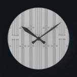 Art Deco Lines Runde Wanduhr<br><div class="desc">Diese Uhr hat einen Art Deko-Design von vertikalen Linien mit Diamanten und Kreisen in Silber auf einem Feld von grau.</div>