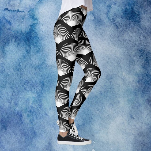 Art Deco Lüftermuster weiß und schwarz Leggings (A pair of leggings with an art deco white fan pattern on a black background.)