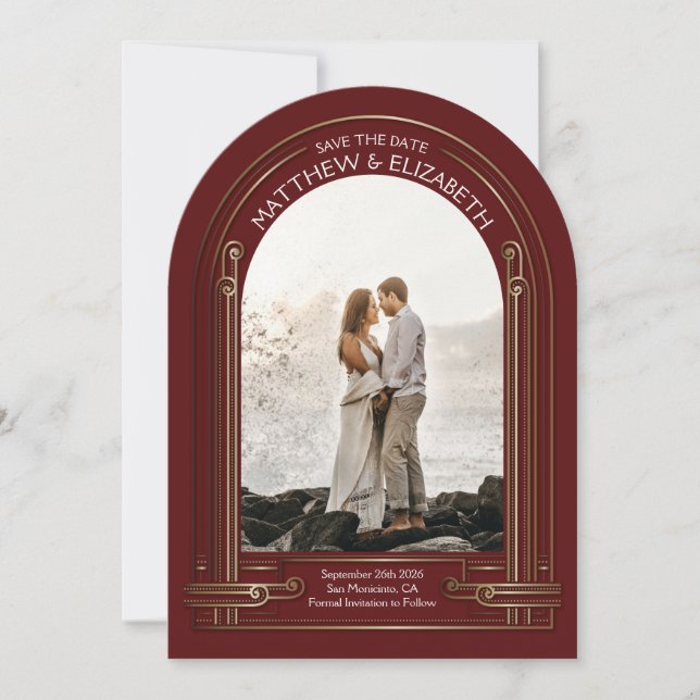 Art Deco Maroon Rote Bronze Arch Save the Date Einladung (Vorderseite)