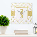Art Deco Ocean Wave Gold Seepferd Beach House Quadratische Wanduhr<br><div class="desc">Dieses Design zeichnet sich durch ein Seepferd mit einem goldenen Effekt Meereswellen-Muster aus. Das im Art-Déco-Stil gehaltene Küstenbild macht eine moderne und einzigartige Wanduhr für das Strandhaus aus.</div>