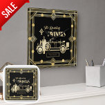 Art Deco Roaring 200 Vintage Auto Schwarz Gold Quadratische Wanduhr<br><div class="desc">Vintage Schriftzeichen in Schwarz und Gold mit einem Auto und Driver der 1920er Jahre im Art Deko Stil und den Worten "The Roaring Twenties". Ein Template Text Feld erlaubt es Ihnen,  Gedenktexte nach Belieben hinzuzufügen,  um ein einzigartiges Hochzeitsgeschenk oder ein Jubiläumsgedankengeschenk zu erstellen.</div>