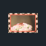 Art Deco Rote Koralle Dragonfly Leinwanddruck<br><div class="desc">Eine atemberaubende Rote Libelle,  die auf rosa blühendem Sedum sitzt und mit einer Milchschokolade und rosa gemustertem Hintergrund getaucht ist. Moderner und stilvoller Zuhause-Akzent.</div>