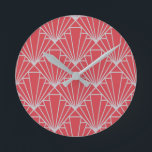 Art Deco Runde Wanduhr<br><div class="desc">Diese Uhr hat ein Art-Déco-Design von Diamanten und Dreiecken in Silber auf einem Feld der Bordeaux.</div>