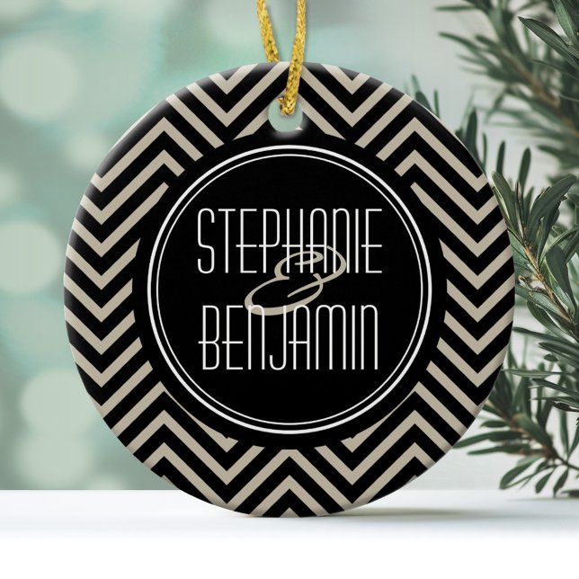 Art Deco Schwarz und Beige Zickzack Muster Keramik Ornament (Personalized Wedding Ornament - Black and Tan Art Deco)
