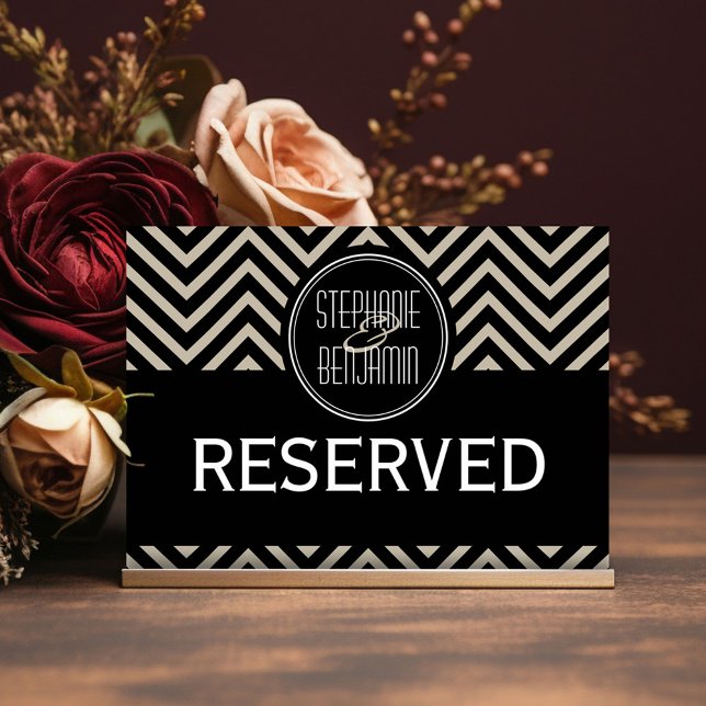 Art Deco Schwarz und Beige Zickzack Muster Tischnummer (Black and Taupe Vintage Art Deco Wedding - Reserved table Sign)