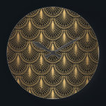 Art Deco, schwarzes Gold, nahtloses Muster. Große Wanduhr<br><div class="desc">Art Deco Muster. Nahtloser Schwarz-Gold Hintergrund. Skalen oder Muscheln kreuzen über die Spitzen. Minimalistische geometrische Konstruktion. Vintage Linien. Motive aus den 1920-30er Jahren. Luxuriöse Vintage Illustration Immerse in Art Deco mit schwarzen und goldenen geometrischen Linien. Eine luxuriöse Vintage Touch. Treten Sie ein in die Eleganz der Art-Déco-Ära mit diesem schwarz-goldenen...</div>