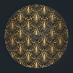 Art Deco, schwarzes Gold, nahtloses Muster. Große Wanduhr<br><div class="desc">Art Deco Muster. Nahtloser Schwarz-Gold Hintergrund. Skalen oder Muscheln kreuzen über die Spitzen. Minimalistische geometrische Konstruktion. Vintage Linien. Motive aus den 1920-30er Jahren. Luxuriöse Vintage Illustration Immerse in Art Deco mit schwarzen und goldenen geometrischen Linien. Eine luxuriöse Vintage Touch. Treten Sie ein in die Eleganz der Art-Déco-Ära mit diesem schwarz-goldenen...</div>